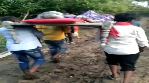 सुरखी के बक्‍सवाहा में खट‍िया पर मरीज, कंधों पर खट‍िया 