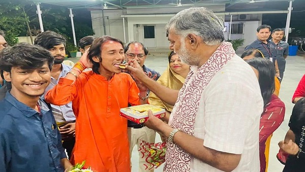 प्रहलाद पटेल ने इस सदस्‍य को म‍िठाई ख‍िलाकर गोव‍िंंद को व‍िरोधी बनाया 