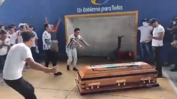 ताबूत से लिपटकर रोए दोस्त ताबूत से लिपटकर रोए दोस्त