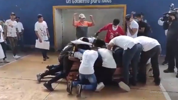 पुलिस की गोली का शिकार हुआ था अलेक्जेंडर पुलिस की गोली का शिकार हुआ था अलेक्जेंडर