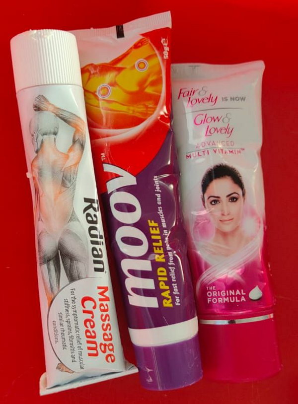 कॉस्मेटिक क्रीम की ट्यूब में गोल्ड रॉड