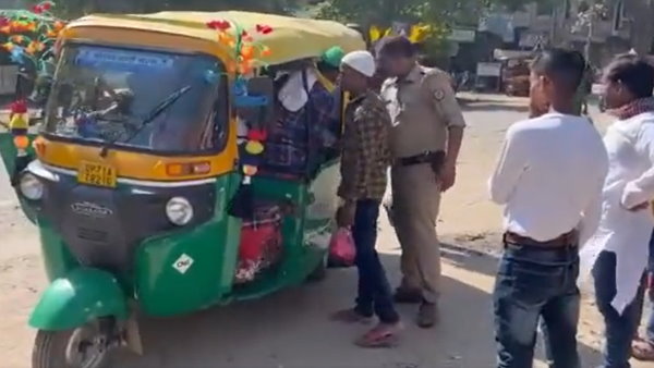 तेज रफ्तार में ऑटो चला रहा था ड्राइवर तेज रफ्तार में ऑटो चला रहा था ड्राइवर