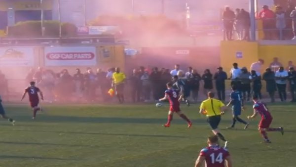 स्टेडियम में घुसे फैंस की मस्ती