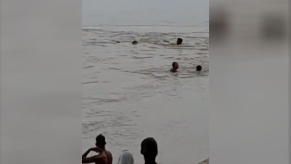 स्नान को आए थे बच्चे स्नान को आए थे बच्चे