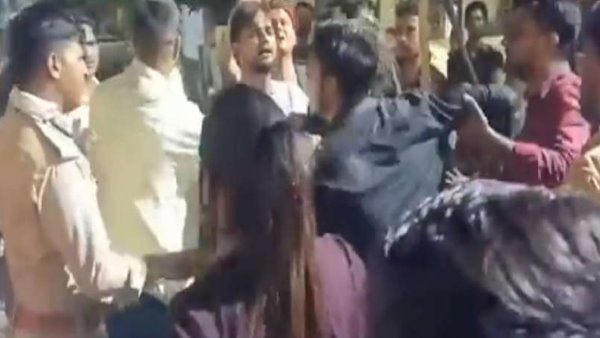 बाइक से टच हो गई थी लड़कियों की स्कूटी