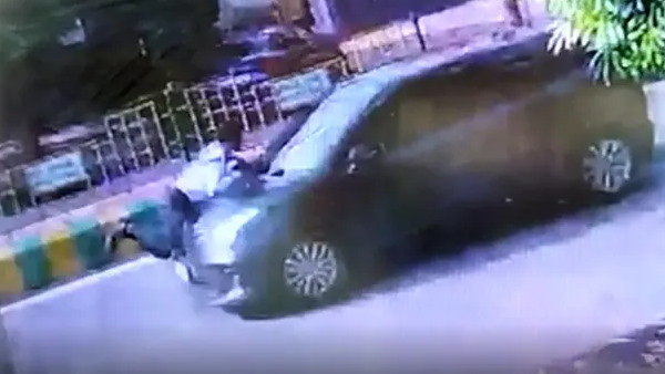 पुलिसकर्मी को कार के बोनट पर 2 KM तक घसीटा
