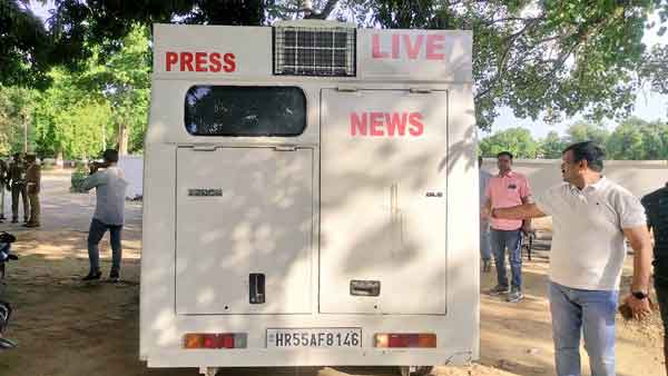 पुलिस को देखते ही बढ़ा दिए वाहन की रफ्तार