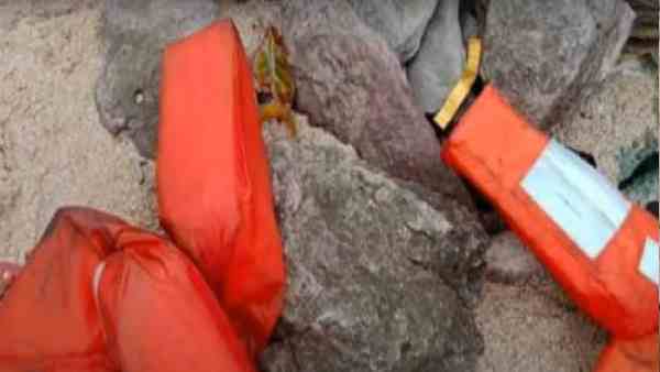 सुराग के नाम पर सिर्फ तीन लाइफ जैकेट मिले सुराग के नाम पर सिर्फ तीन लाइफ जैकेट मिले