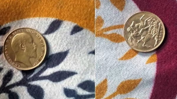 मजदूरों ने सिक्कों को आपस में बांट लिया और चले गए