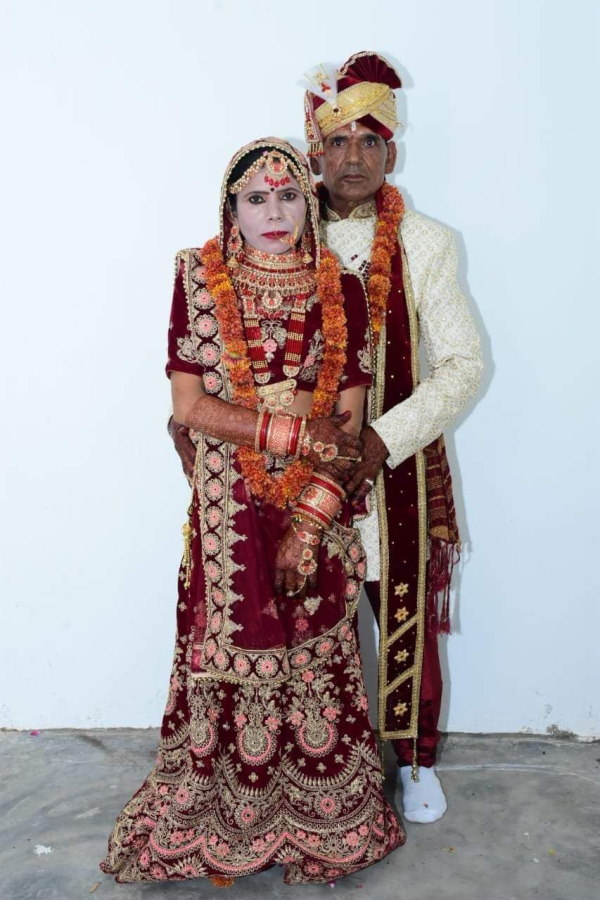 आशीर्वाद देने उमड़े लोग