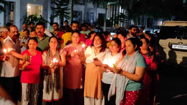 सोसाइटी के लोगों ने निकाला कैंडल मार्च
