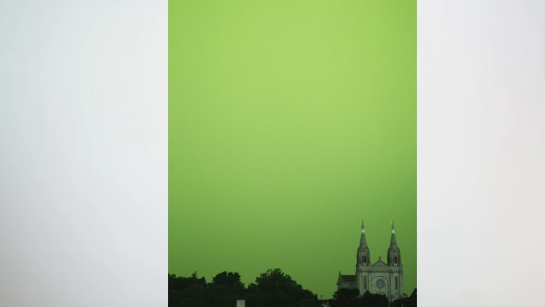 चारों ओर फैली हरी रोशनी