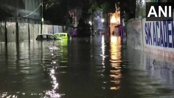 हेलीकॉप्टर से किया जा रहा रेस्क्यू