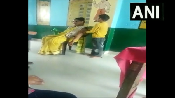 मैडम कुर्सी पर आराम फरमा रहीं, छात्र दबा रहा हाथ