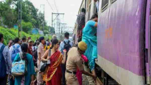 बर्थ में सीट के नीचे यात्रियों को नजर आया सांप 