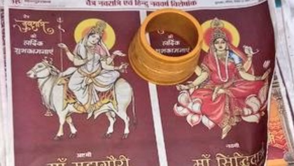 दुकान से भारी मात्रा में मिले देवी देवताओं के फोटो वाले अखबार दुकान से भारी मात्रा में मिले देवी देवताओं के फोटो वाले अखबार