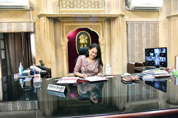 जैसलमेर में अधिकारियों की बैठक ली जैसलमेर में अधिकारियों की बैठक ली