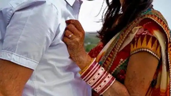 पति और प्रेमी दोनों के साथ रहूंगी, पुलिस से बोली पत्नी