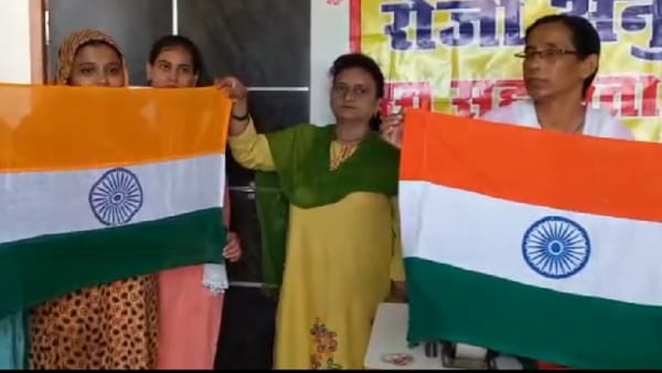 बड़े रुचि से कर रही हैं