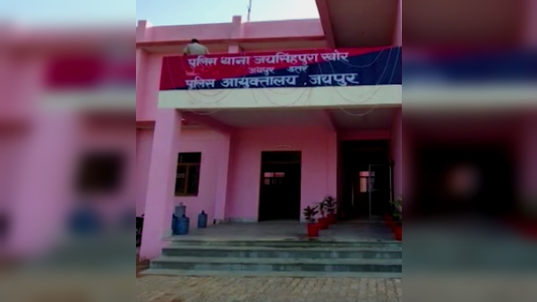 गद्दे व पर्दे का व्यापार करता है जमील गद्दे व पर्दे का व्यापार करता है जमील