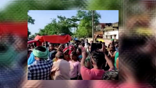  जलती चिता पानी डालकर, शव को बाहर खींच लिया 