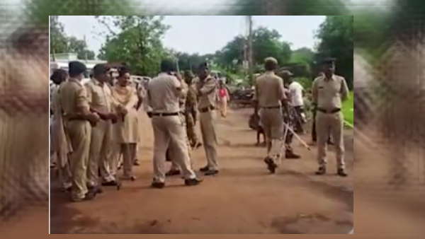 स्थिति तनावपूर्ण, 9 लोगों के विरूद्ध नामजद FIR 