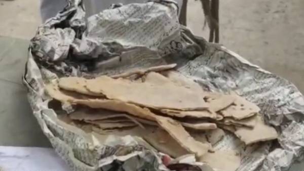 पेपर में लपेट कर झोले में रख लाया रोटी पेपर में लपेट कर झोले में रख लाया रोटी