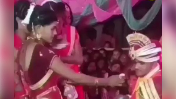 स्टेज पर जीजा जी को मिठाई खिला रही थी साली