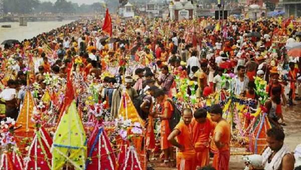 गोपाल मंडल की जटा के साथ श्रद्धालु ले रहे सेल्फी 