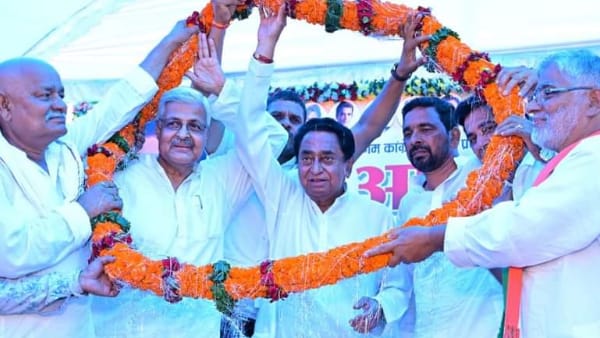 सरकार घर-घर दारू के ठेके खोल रही है