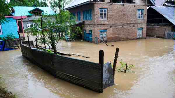 मौसम का बदला रुख क्या कहता है ?