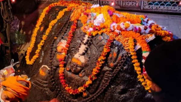 विशालकाय लिंग पर भगवान शंकर की मूर्ति और लिंग विराजमान