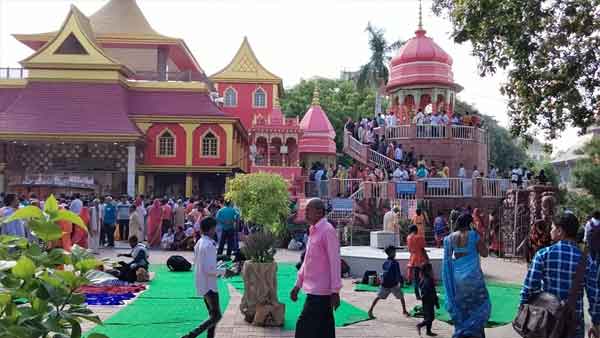 कीनाराम मठ में सुबह से ही उमड़ी रही भीड़ कीनाराम मठ में सुबह से ही उमड़ी रही भीड़