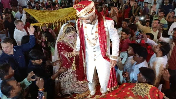 दोनों की शादी हुई तय, परिवार के साथ कुशीनगर पहुंचीं जारा दोनों की शादी हुई तय, परिवार के साथ कुशीनगर पहुंचीं जारा