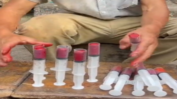  लिपस्टिक को अपने होठों पर ट्राई भी करता है 