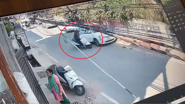 ड्राइवर ने बिना पीछे देखे खोल दिया कार का दरवाजा