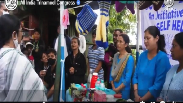 बच्चों को परोस कर खिला रहीं पुचका