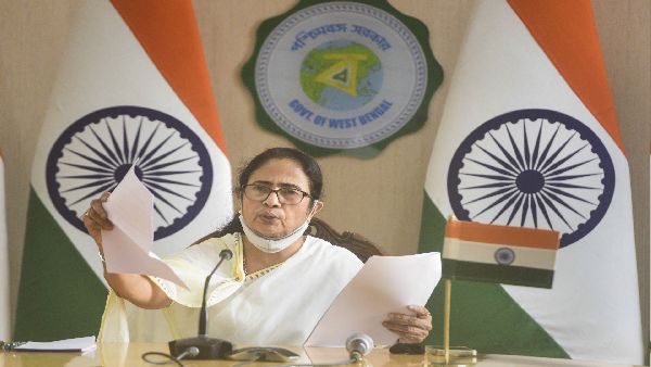 कालीघाट की जानकारी के लिए बच्चों की दी टाफियां