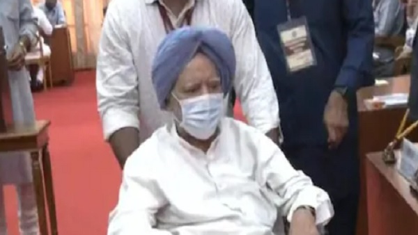 व्हीलचेयर पर दिखे पूर्व पीएम मनमोहन सिंह 