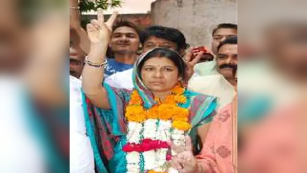 जिला पंचायत अध्यक्ष मनोरमा पटेल से विवाद जिला पंचायत अध्यक्ष मनोरमा पटेल से विवाद