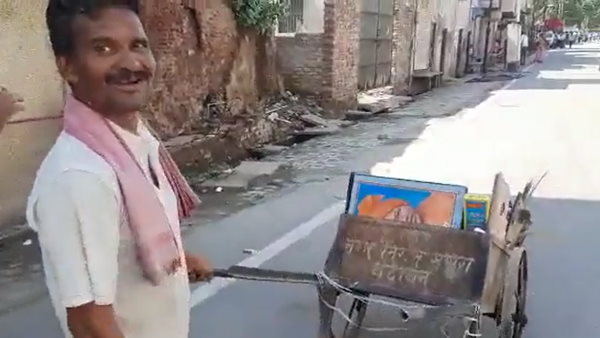 कूड़े में फेंक दी पीएम मोदी और सीएम योगी की तस्वीरें