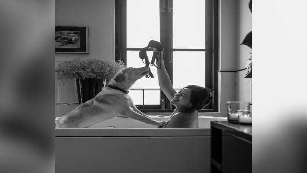 बाथटब के अंदर उनका डॉगी मस्ती करती आईं नजर