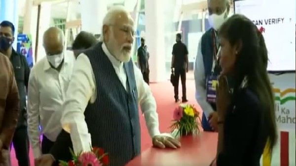 स्टेशन पर मां से बिछड़ गई थी बच्ची