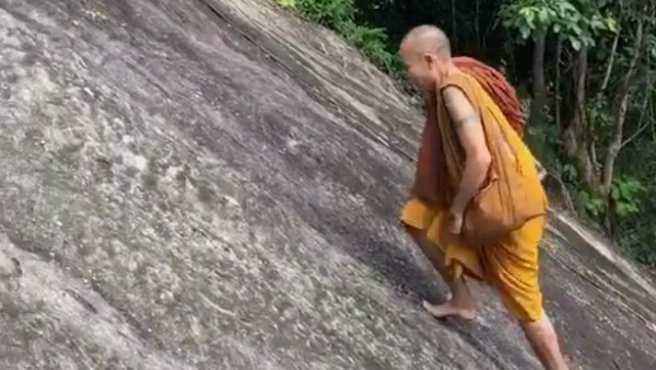 इस साधु पर काम नहीं करती है ग्रेविटी!