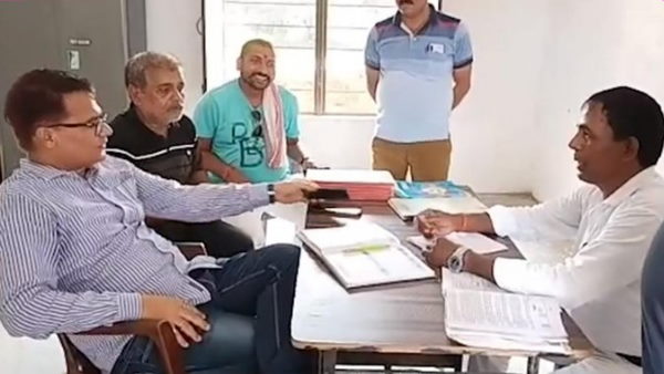 SDO ने खुद बने टीचर, बच्चों को और शिक्षकों को ब्लैकबोर्ड पर पढ़ाया
