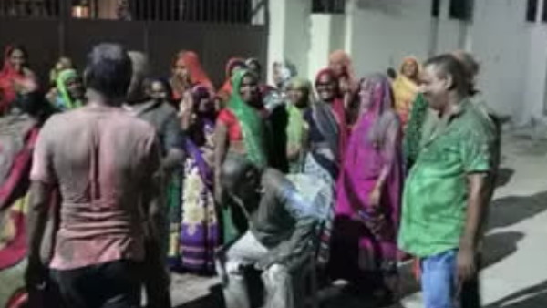 बारिश के लिए BJP विधायक को कीचड़ से नहलाया