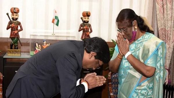 दो तस्वीरों को जोड़कर बनाया गया दो तस्वीरों को जोड़कर बनाया गया