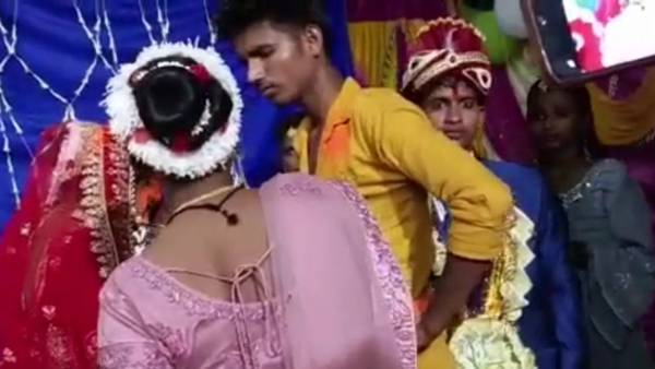 जयमाला के वक्त लड़की की मांग में भरने लगा सिंदूर