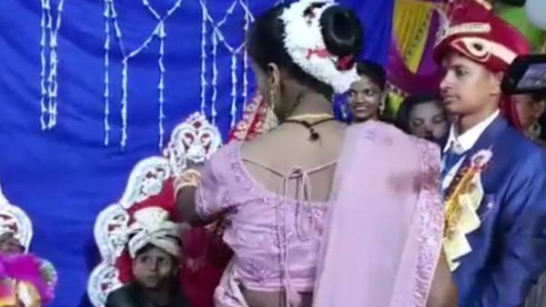 प्रेमी युवक की स्थिति बताई जा रही है नाज़ुक 