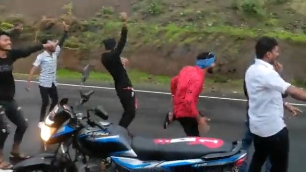 वीडियो इंदौर के पास का बताया जा रहा है वीडियो इंदौर के पास का बताया जा रहा है
